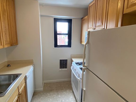 5th image of 300 W 55th St APT 16A