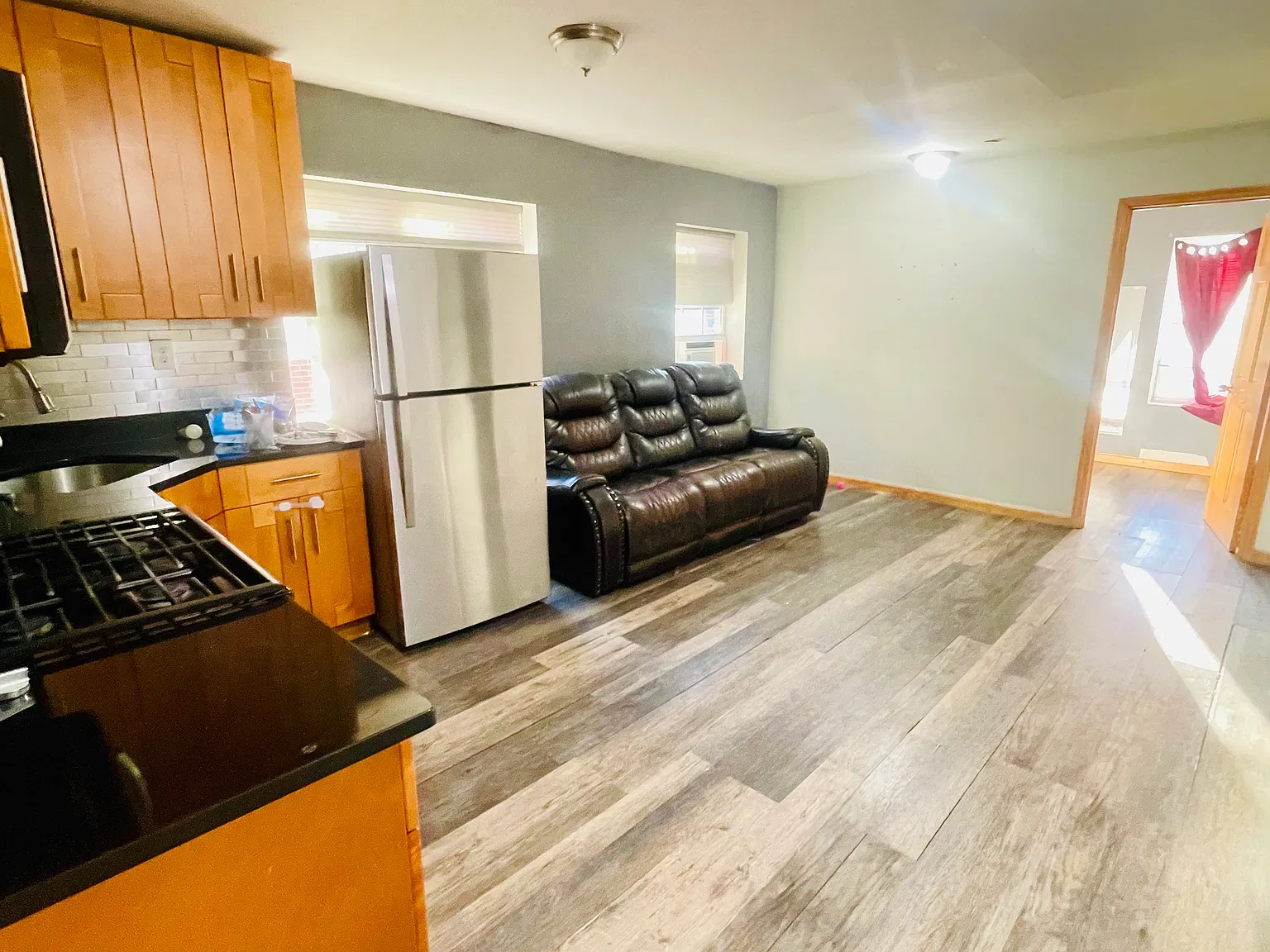 3 bed, 850 sqft, $2,800 — Photo 2