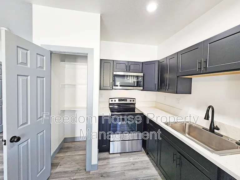 384 Erin St — Photo 13