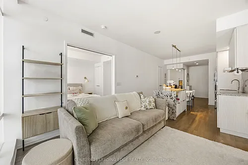 1 Bloor St E Photo 1