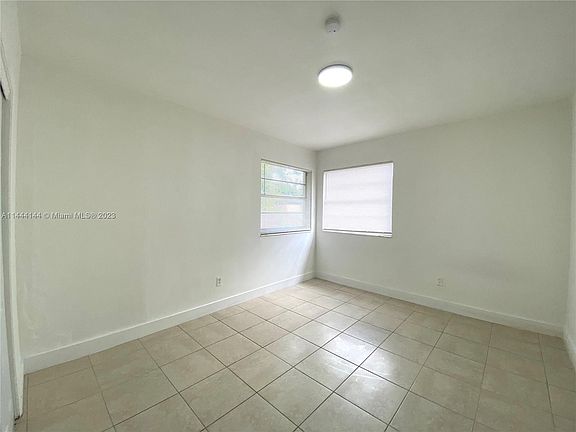 5th image of 120 NE 55th St APT 5