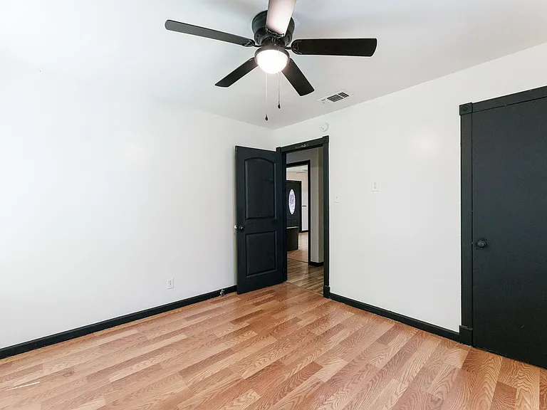 4516 46th St — Photo 32