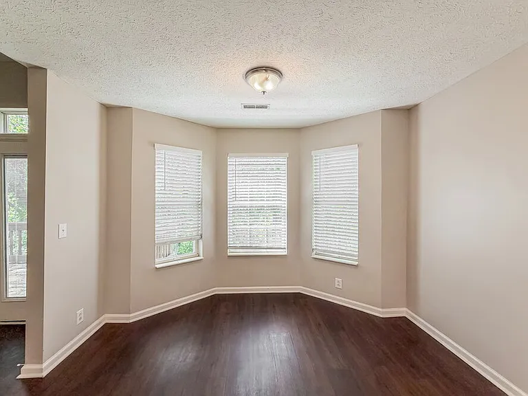 3134 Creekview Ln — Photo 9
