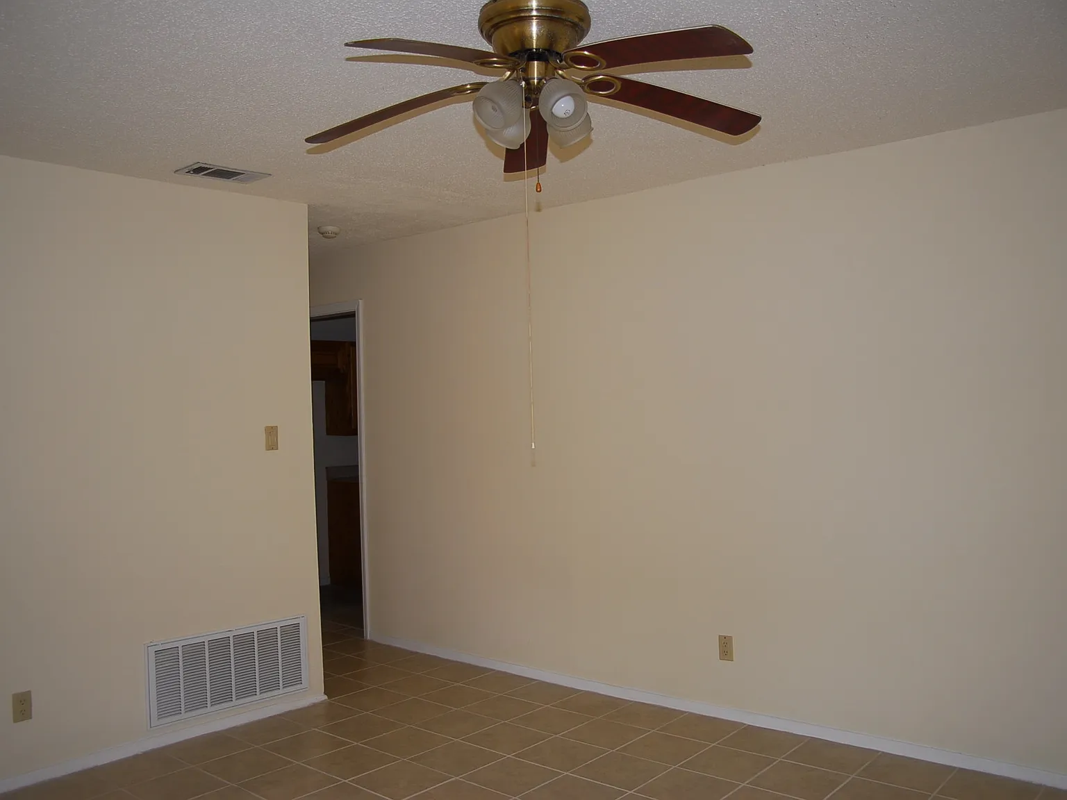 4 bed, 1496 sqft, $1,350 — Photo 3