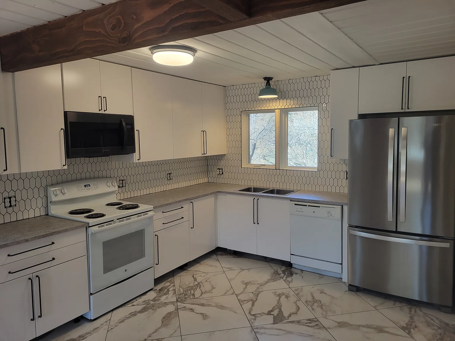 5 bed, 1400 sqft, $2,400 — Photo 2