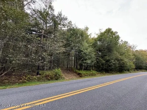 2 Clifton Beach Rd, Gouldsboro, PA 18424