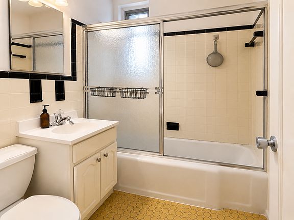 5th image of 6361 Yellowstone Blvd APT 4L