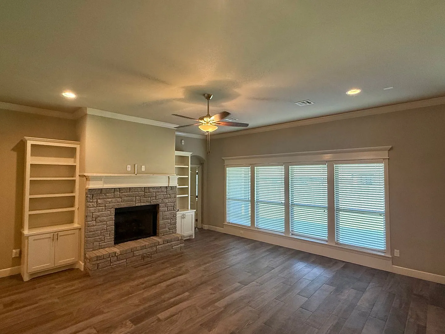 Fantastic 3 Bed 2 Bath with 3 Car Garage — Photo 3