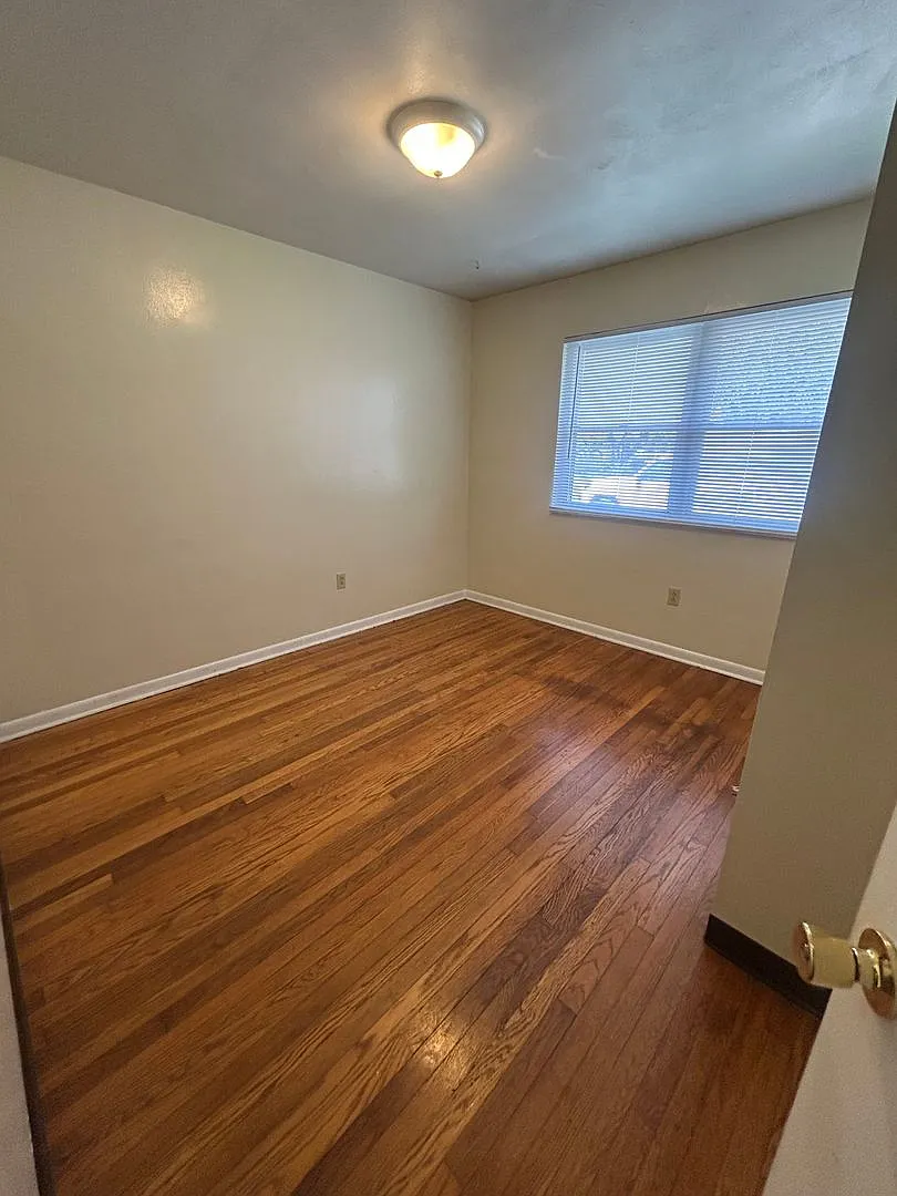 3 bed, 1 bath duplex — Photo 2