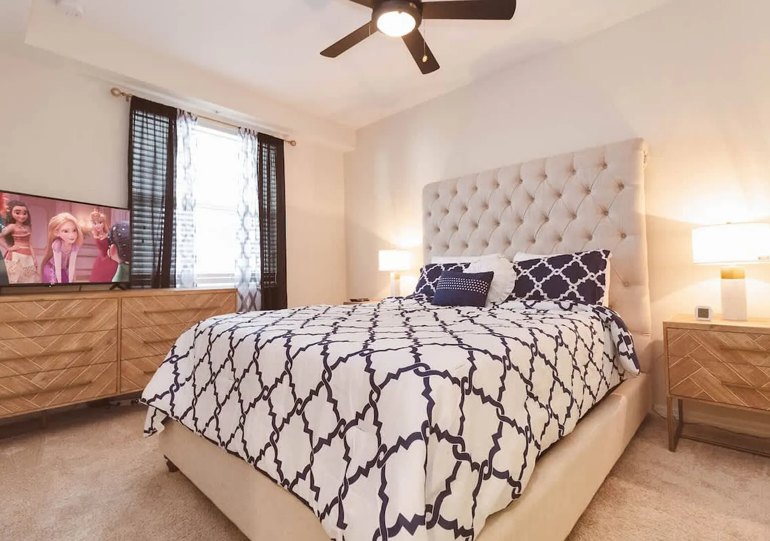 Beautiful Decor 2BR Apartment Near Disney — Photo 1