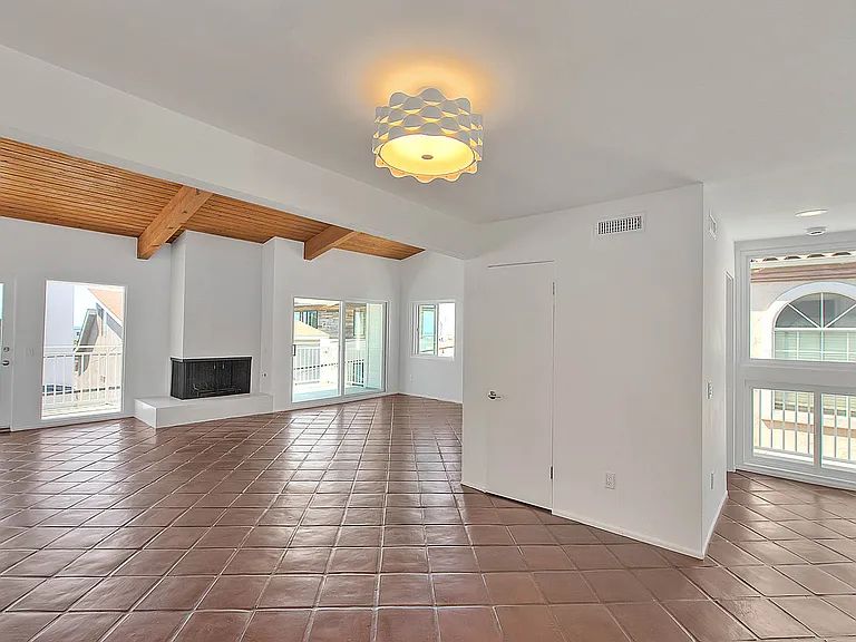 310 Bayview Dr — Photo 5