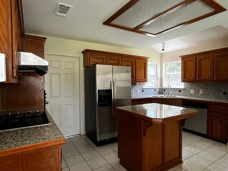 Kitchen (View 1)