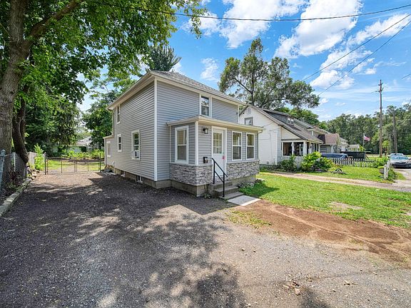 5th image of 153 Hollis St