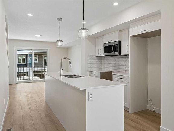 3rd image of 200 NW Belmont St SW #42