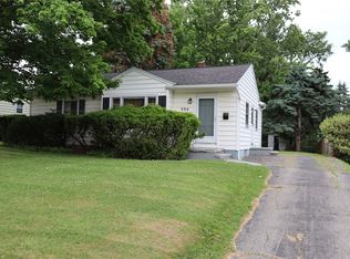 394 Pattonwood Dr, Irondequoit, NY 14617