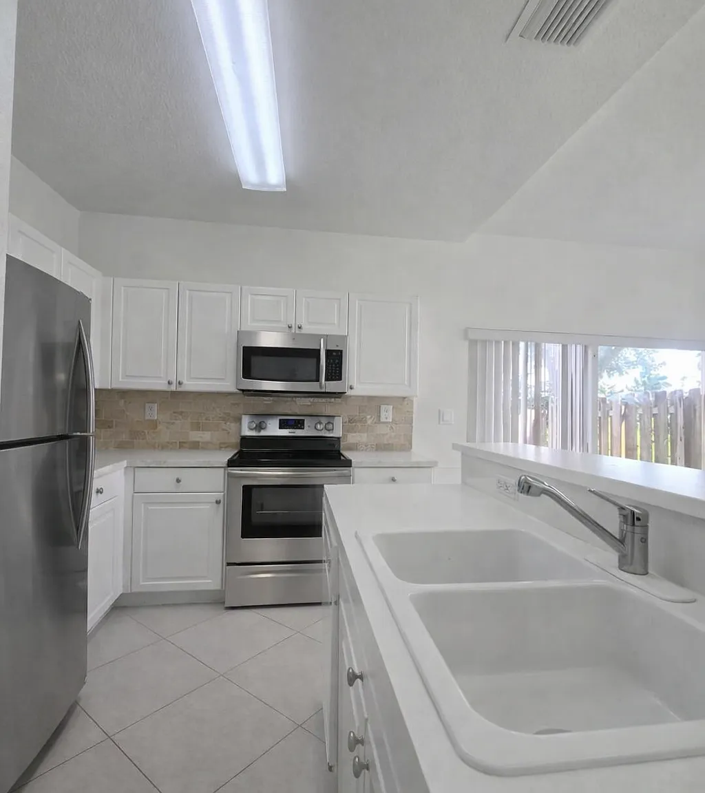 3 bed, 1234 sqft, $2,150 — Photo 2