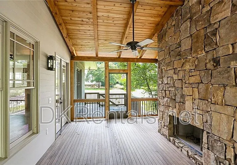 2272 Abby Ln NE — Photo 4