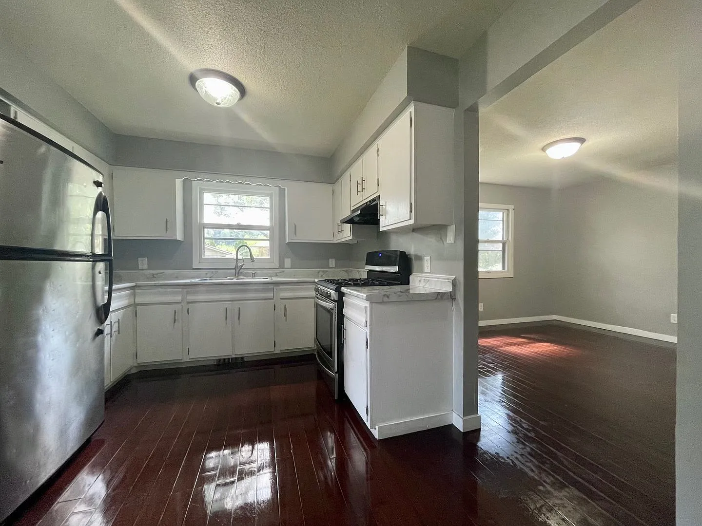Beautiful 6 bedroom/ 2 bathroom house — Photo 1
