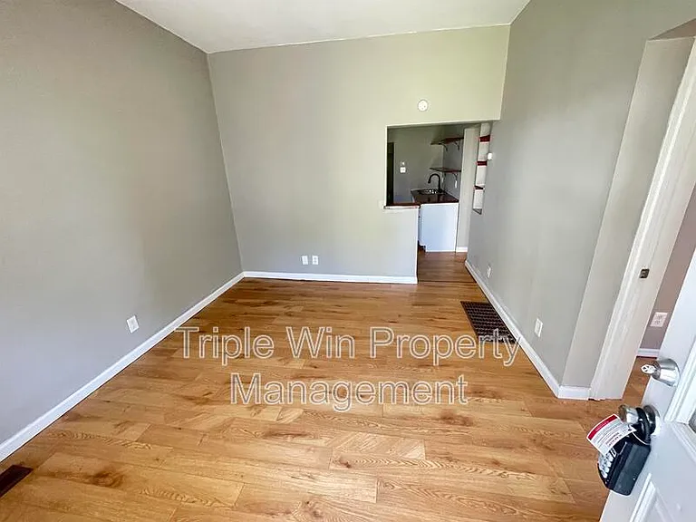 4831 Oldenburg Ave — Photo 6