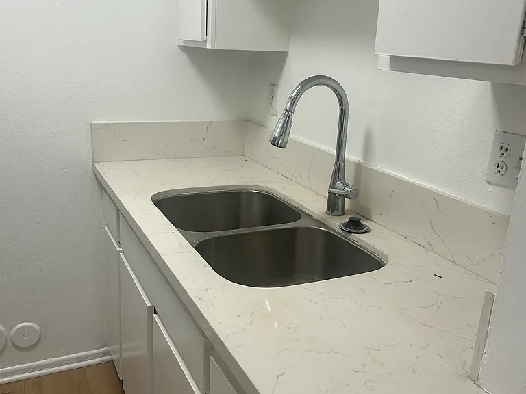 4712 Whitsett Ave #4 — Photo 6