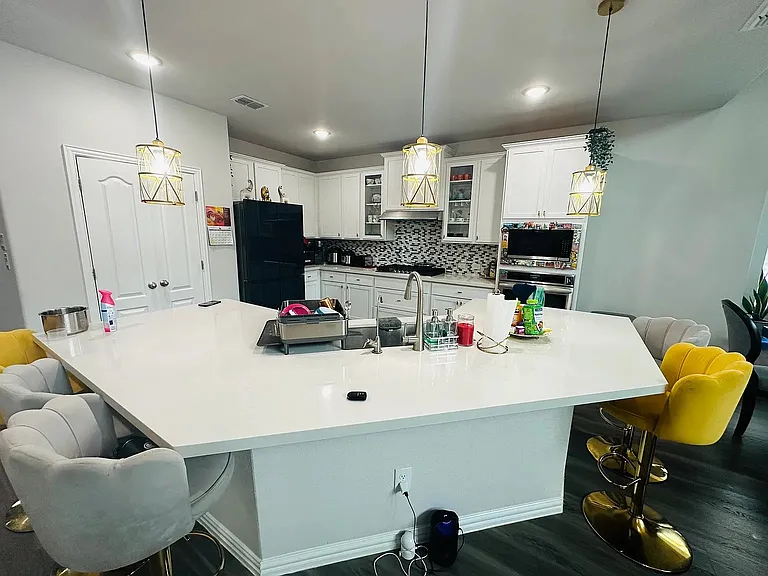 1901 Barnhill Ln — Photo 2