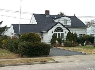 19 Wheelwright Ln, Levittown, NY 11756