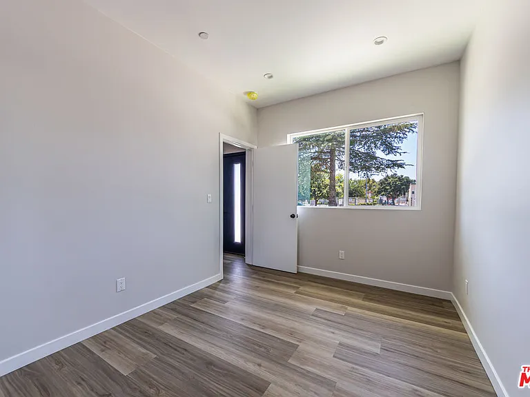 6702 Balboa Blvd #1 — Photo 17