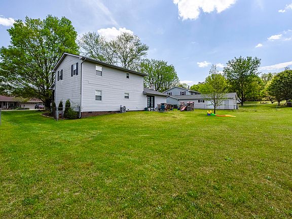 3rd image of 2411 Southview Dr