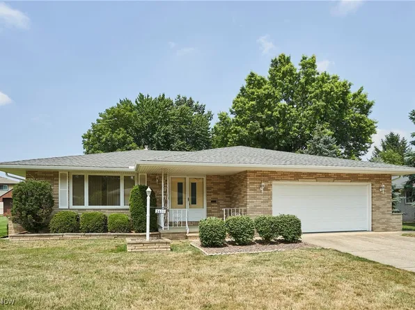 2611 Dorset Dr, Seven Hills, OH 44131