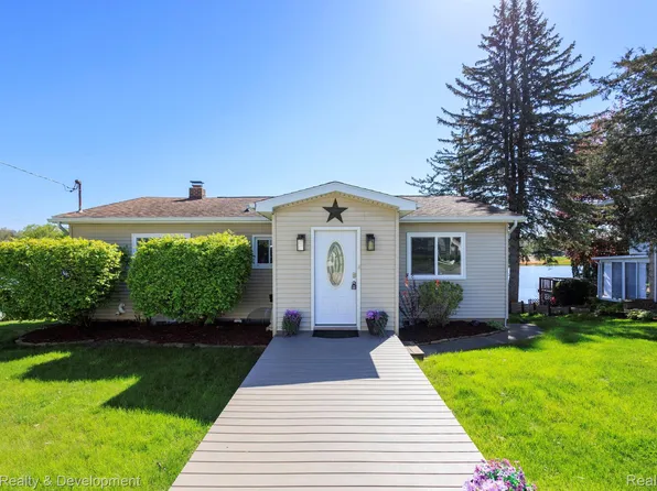 8081 Granada Ave, Brighton, MI 48114