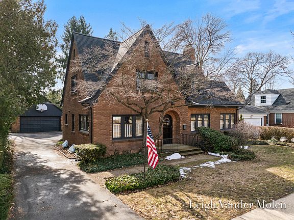 2nd image of 414 Cheshire Dr NE