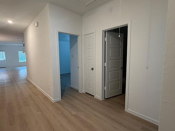 5th image of 523 Robin St