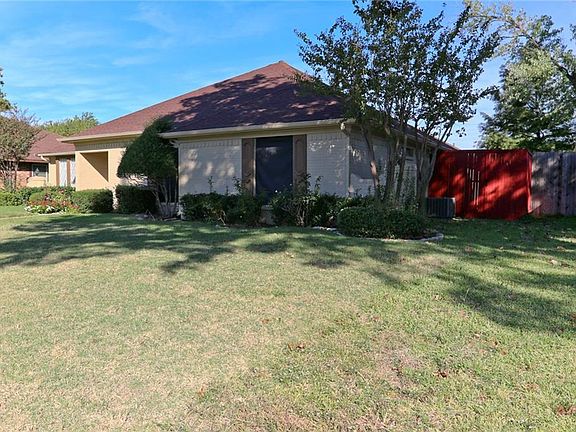 3rd image of 1407 Flintwood Dr