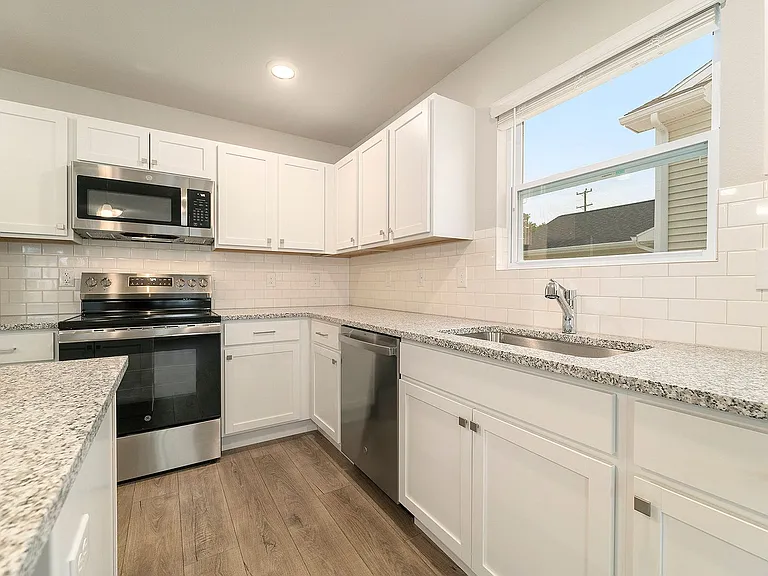 586 Orchard Ave — Photo 3