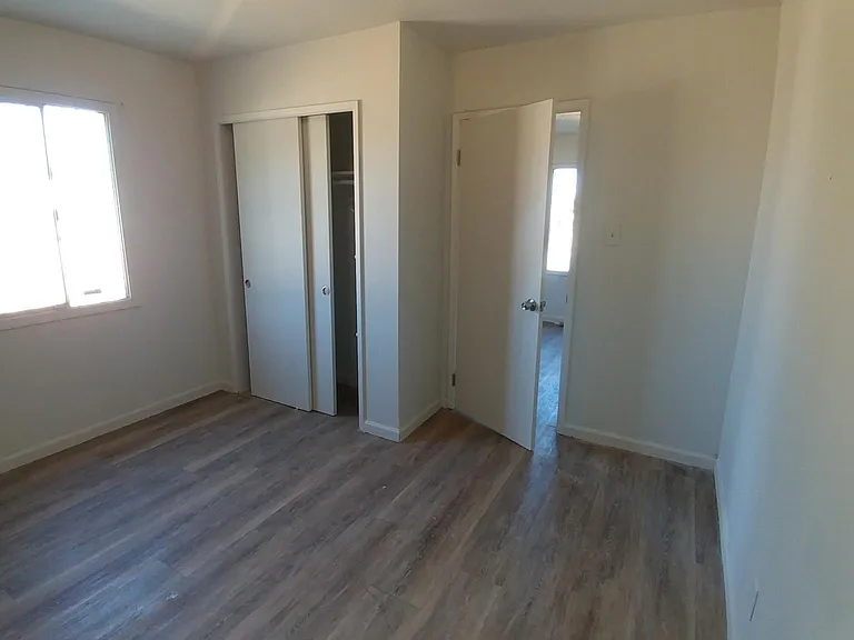 402 W 7th St — Photo 11