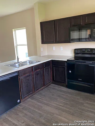 4 bed, 2.5 bath, 1706 sqft, $1,690 — Photo 3