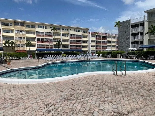 Building Photo - 215 SE 3rd Ave #305A
