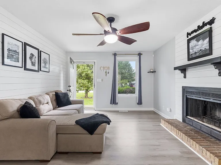 688 Debbie Dr — Photo 6