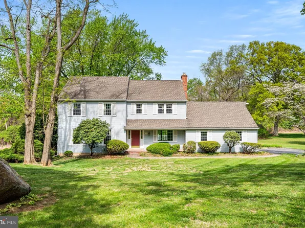 1050 Powderhorn Dr, Glen Mills, PA 19342