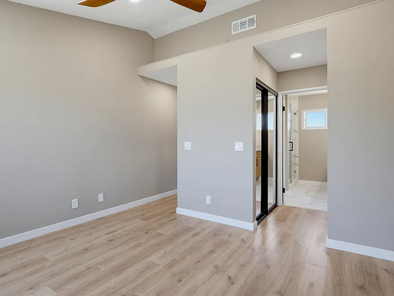 54 Sandalwood — Photo 26