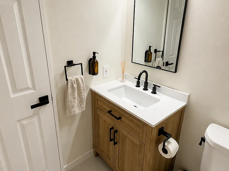 Upstairs Full Bathroom