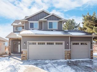 2215 E Stone Pointe Cir, Sioux Falls, SD 57108