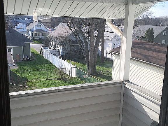Balcony off of second bedrm