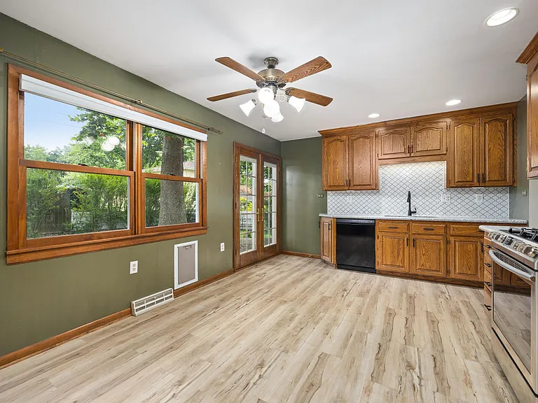 2526 W Huntington Dr — Photo 7