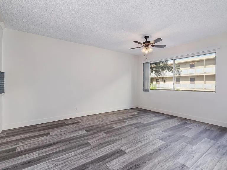 Addison Arms Apartments — Photo 15