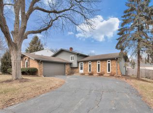 49 Redstart Rd, Naperville, IL 60565