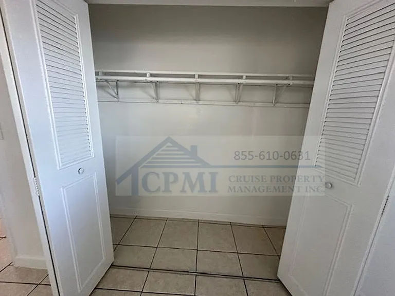 Lakeview Apartments - 5911 SW 41 St — Photo 30