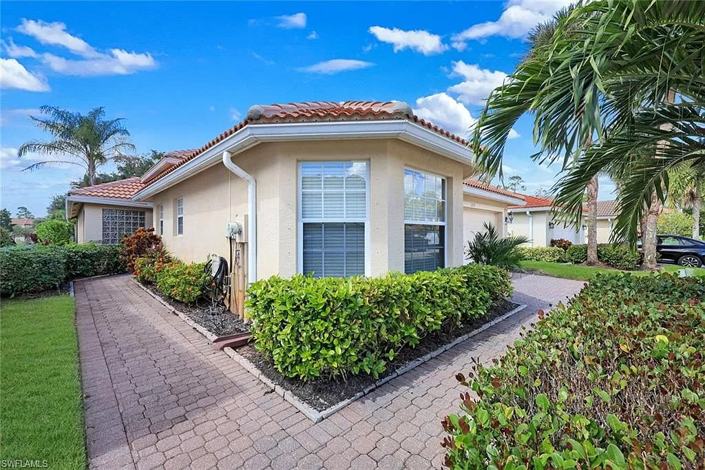 2 bed, 2.0 bath, 1761 sqft, $4,950 — Photo 2