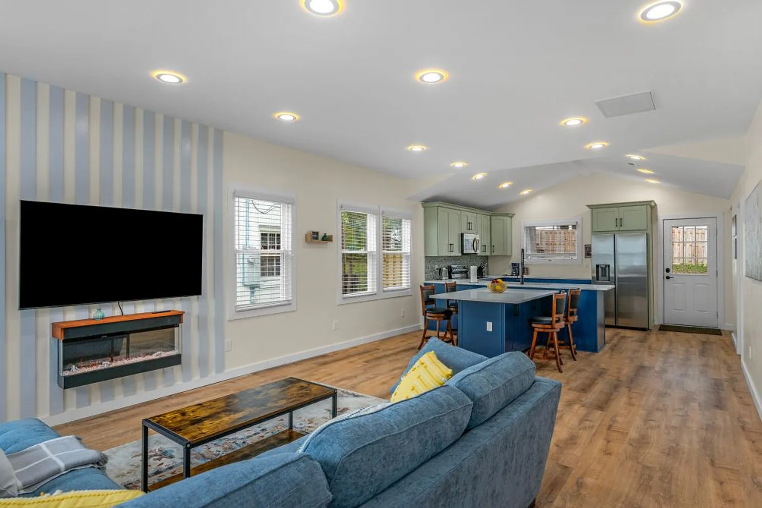 4 bed, 3.0 bath, 1399 sqft, $5,632 — Photo 1