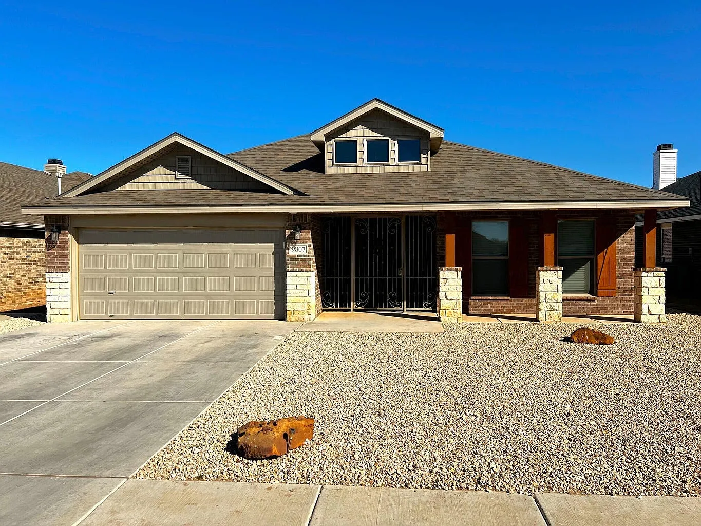 4 bed, 2380 sqft, $2,300 — Photo 2